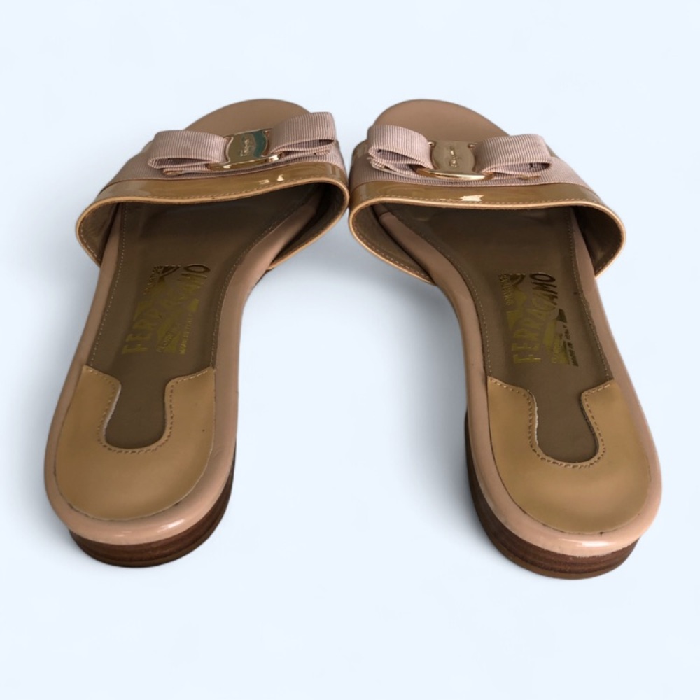 Salvatore Ferragamo Brown Patent Vara Bow Flat Slide Sandals size 8 - Picture 4 of 9